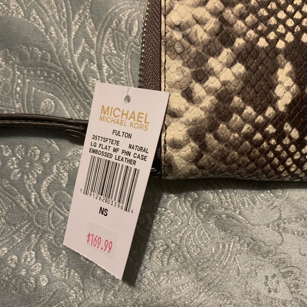 NOT FOR SALE -MICHAEL KORS FULTON WALLET - Picture 2 of 3
